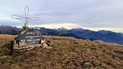 88 Su 'Il Cimetto' (1862 m) croce a ricordo con vista Arera-Menna